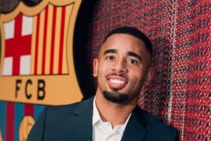 Gabriel Jesus posa com o escudo do Barcelona após acerto para a LaLiga 2026/27