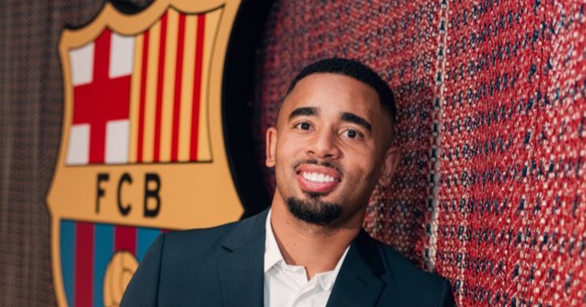 Gabriel Jesus posa com o escudo do Barcelona após acerto para a LaLiga 2026/27