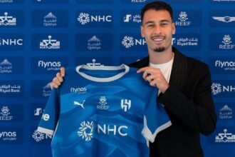 Gabriel Martinelli com a camisa do Al-Hilal apos deixar o Arsenal