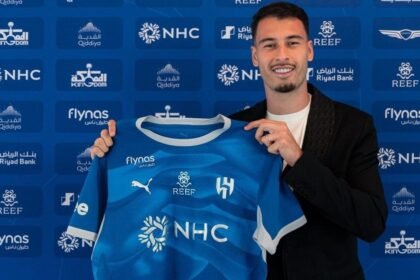 Gabriel Martinelli com a camisa do Al-Hilal apos deixar o Arsenal