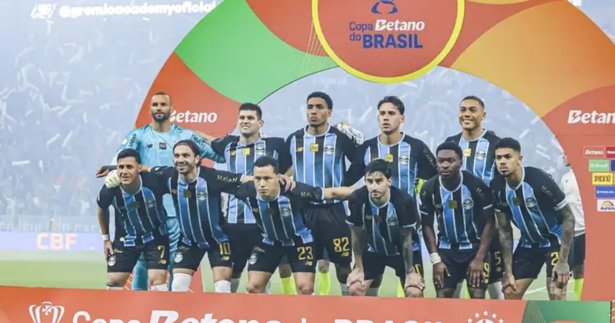 Time do Grêmio perfilado antes de enfrentar o Internacional pela Copa do Brasil