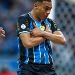 Carlos Vinícius comemora classificação do Grêmio sobre o Internacional pela Copa do Brasil