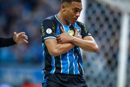 Carlos Vinícius comemora classificação do Grêmio sobre o Internacional pela Copa do Brasil