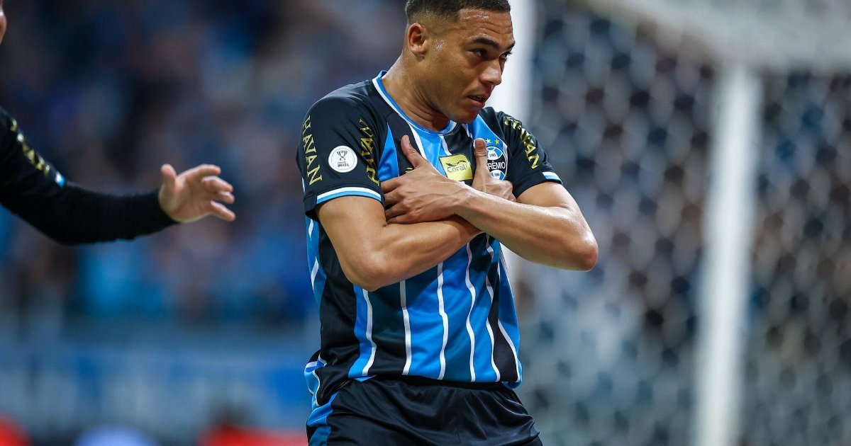 Carlos Vinícius comemora classificação do Grêmio sobre o Internacional pela Copa do Brasil