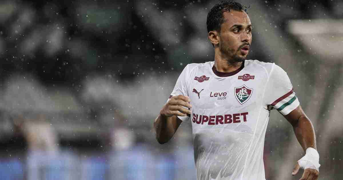 Lima em ação com a camisa do Fluminense antes de assinar com o Santos
