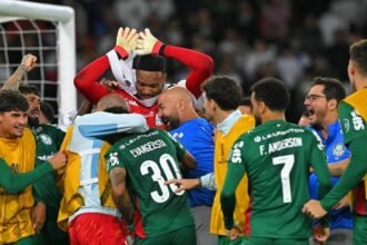 Goleiro Carlos Miguel em ação pelo Palmeiras na classificação à semifinal da Libertadores