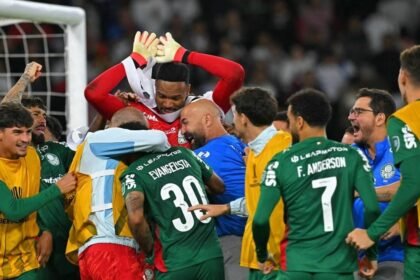 Goleiro Carlos Miguel em ação pelo Palmeiras na classificação à semifinal da Libertadores