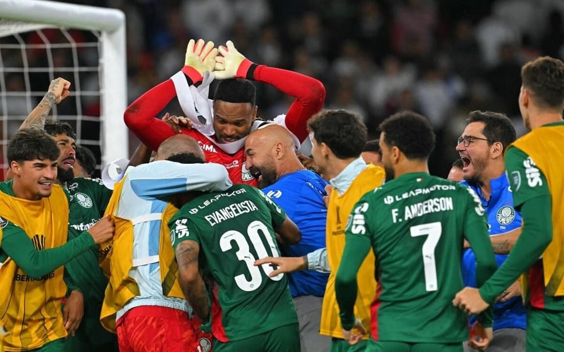 Goleiro Carlos Miguel em ação pelo Palmeiras na classificação à semifinal da Libertadores