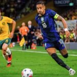 Raphinha em campo pela Seleção Brasileira no amistoso contra a Austrália antes de ser cortado por lesão na coxa