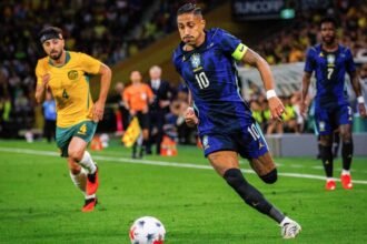 Raphinha em campo pela Seleção Brasileira no amistoso contra a Austrália antes de ser cortado por lesão na coxa