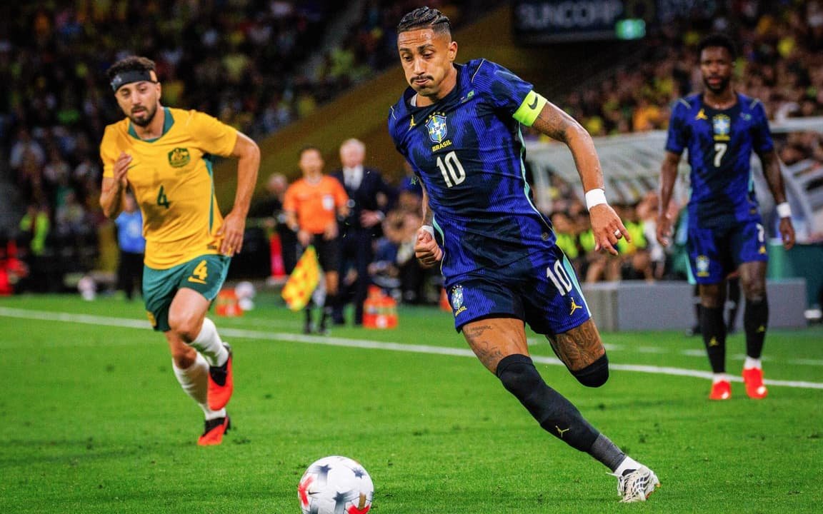 Raphinha em campo pela Seleção Brasileira no amistoso contra a Austrália antes de ser cortado por lesão na coxa