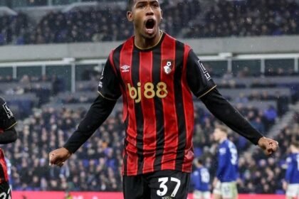 Atacante brasileiro Rayan em acao pelo Bournemouth na Copa da Liga Inglesa