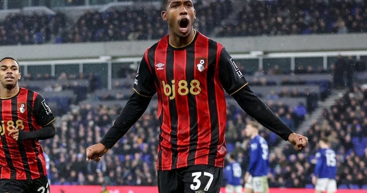 Atacante brasileiro Rayan em acao pelo Bournemouth na Copa da Liga Inglesa