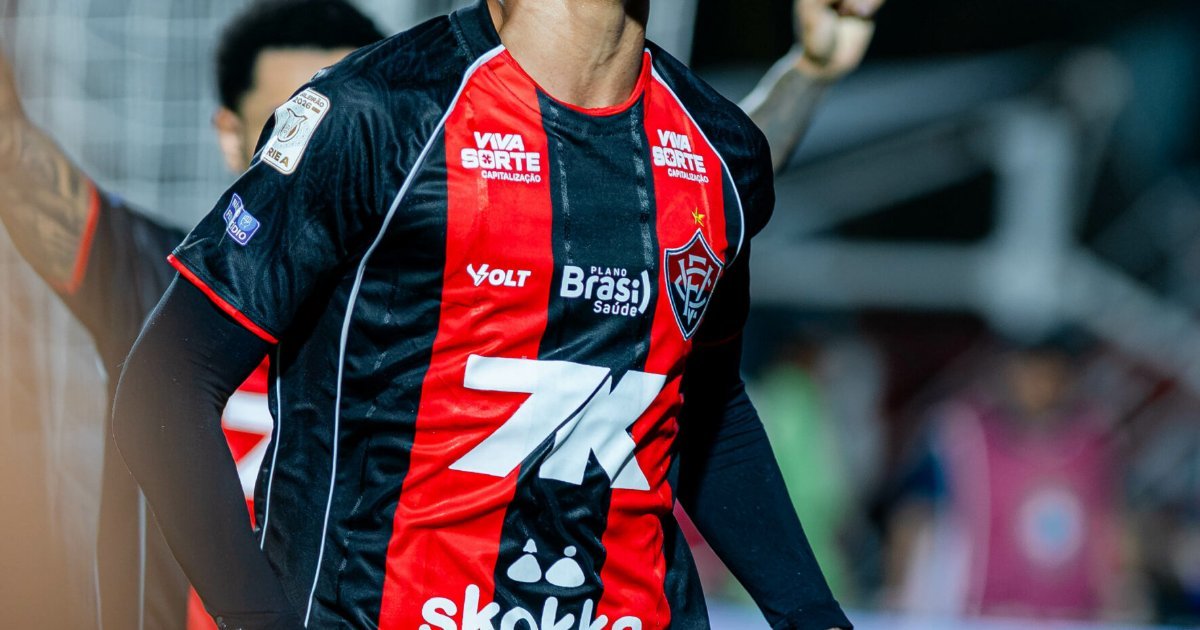 Rene do Vitoria comemora seu gol de cabeca contra o Gremio no Barradao