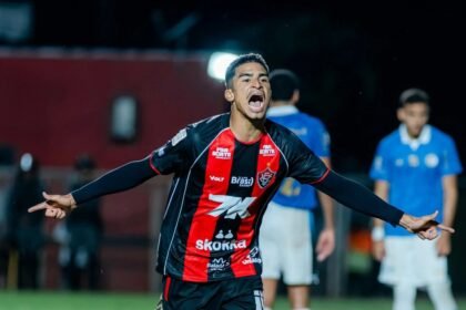Rene comemora gol do Vitoria contra o Gremio pela 26a rodada do Brasileirao