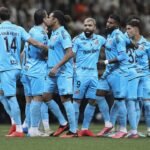 Jogadores do Santos reunidos em campo durante partida do Brasileirão