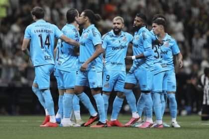 Jogadores do Santos reunidos em campo durante partida do Brasileirão