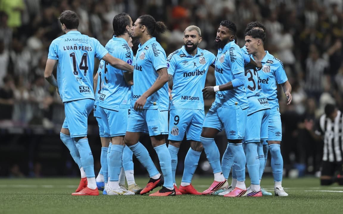 Jogadores do Santos reunidos em campo durante partida do Brasileirão