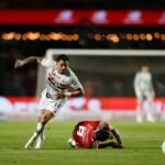 Jogadores do São Paulo com a marca da Superbet na camisa, patrocínio em suspenso após a MP das bets