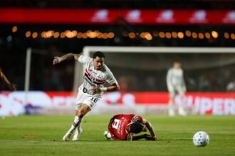 Jogadores do São Paulo com a marca da Superbet na camisa, patrocínio em suspenso após a MP das bets