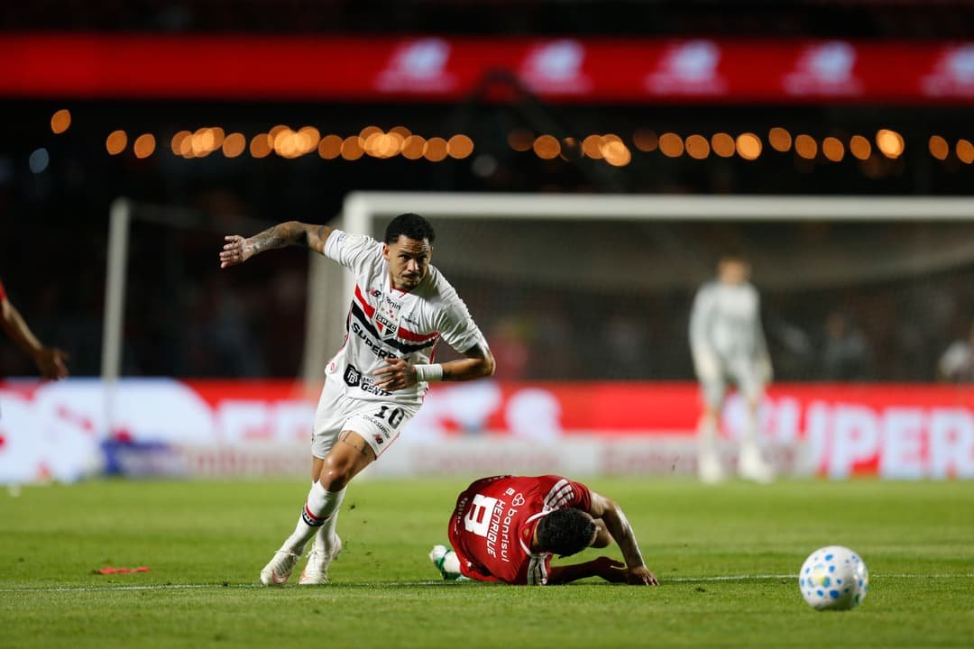 Jogadores do São Paulo com a marca da Superbet na camisa, patrocínio em suspenso após a MP das bets