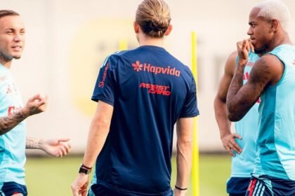 Wallace Yan ao lado de Filipe Luís no Flamengo antes de assinar com o RB Bragantino