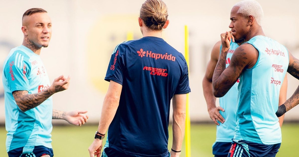 Wallace Yan ao lado de Filipe Luís no Flamengo antes de assinar com o RB Bragantino