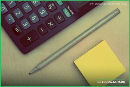 Calculadora e caderno com a conta para converter odds decimais, fracionárias e americanas