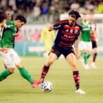 Jogadores de Flamengo e Palmeiras disputam a bola em partida do Brasileirão