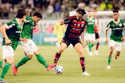 Jogadores de Flamengo e Palmeiras disputam a bola em partida do Brasileirão