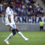 Gerson em campo com a camisa do Cruzeiro durante partida do Brasileirão