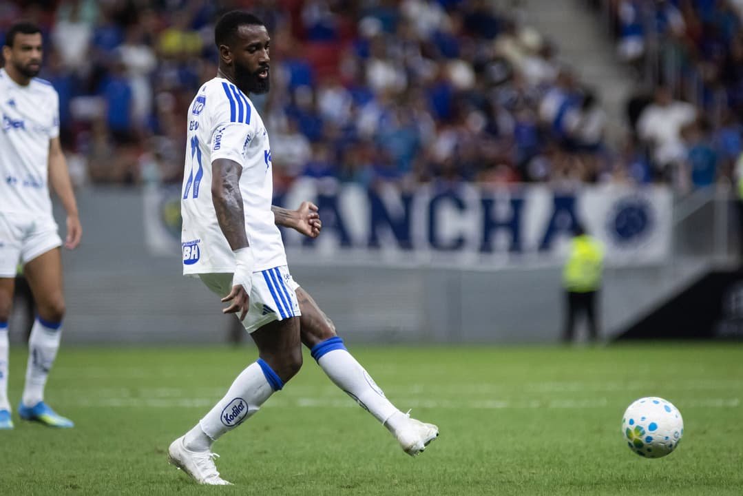 Gerson em campo com a camisa do Cruzeiro durante partida do Brasileirão