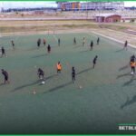 Árbitro apita o fim do primeiro tempo em estádio: guia de primeiro tempo x jogo completo nos mercados de futebol