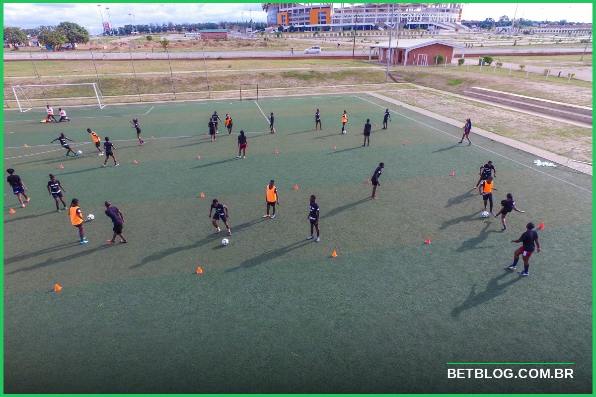 Árbitro apita o fim do primeiro tempo em estádio: guia de primeiro tempo x jogo completo nos mercados de futebol