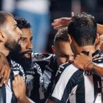 Jogadores do Santos em campo contra o São Paulo no Morumbis, na quinta das vitórias seguidas do time no Brasileirão