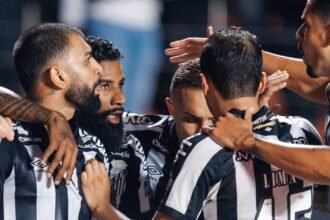 Jogadores do Santos em campo contra o São Paulo no Morumbis, na quinta das vitórias seguidas do time no Brasileirão