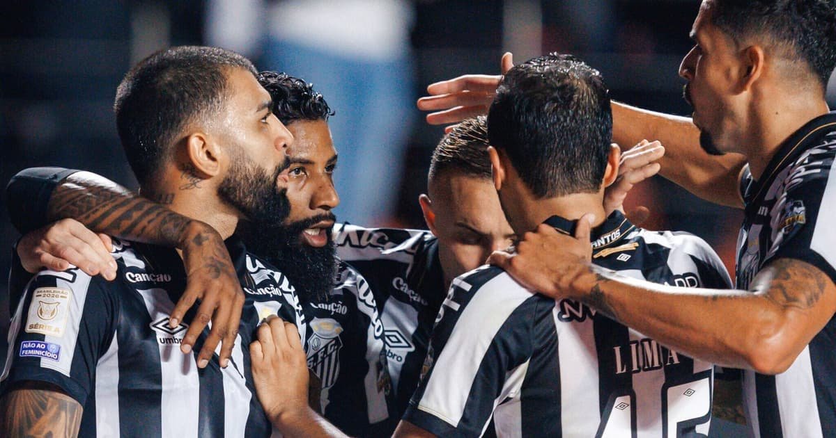Jogadores do Santos em campo contra o São Paulo no Morumbis, na quinta das vitórias seguidas do time no Brasileirão